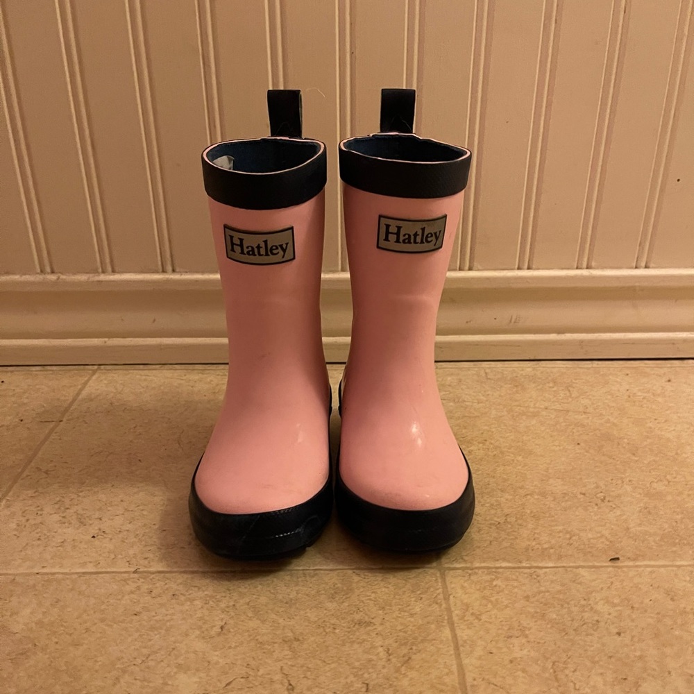 Hatley toddler rain boots. Size 6. Light pink and navy blue. Lightly used.